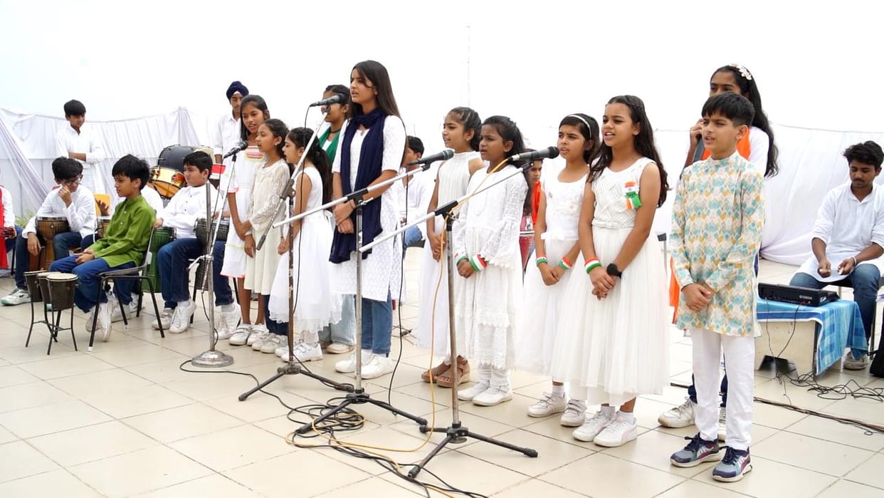 Indore: Meritorious children were honored, patriotic songs were sung