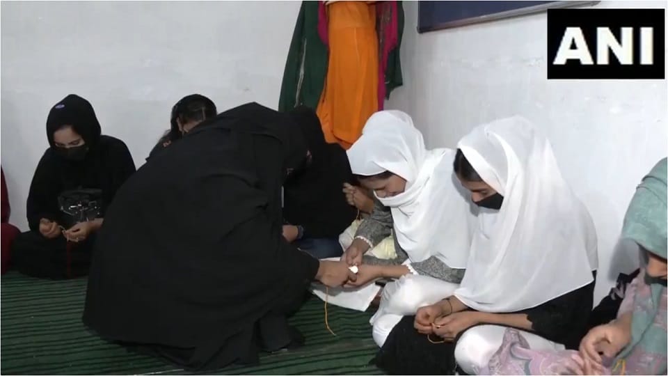 Kashmiri girls are knitting Rakhi for soldiers posted at border so that they dont feel distance from their sis