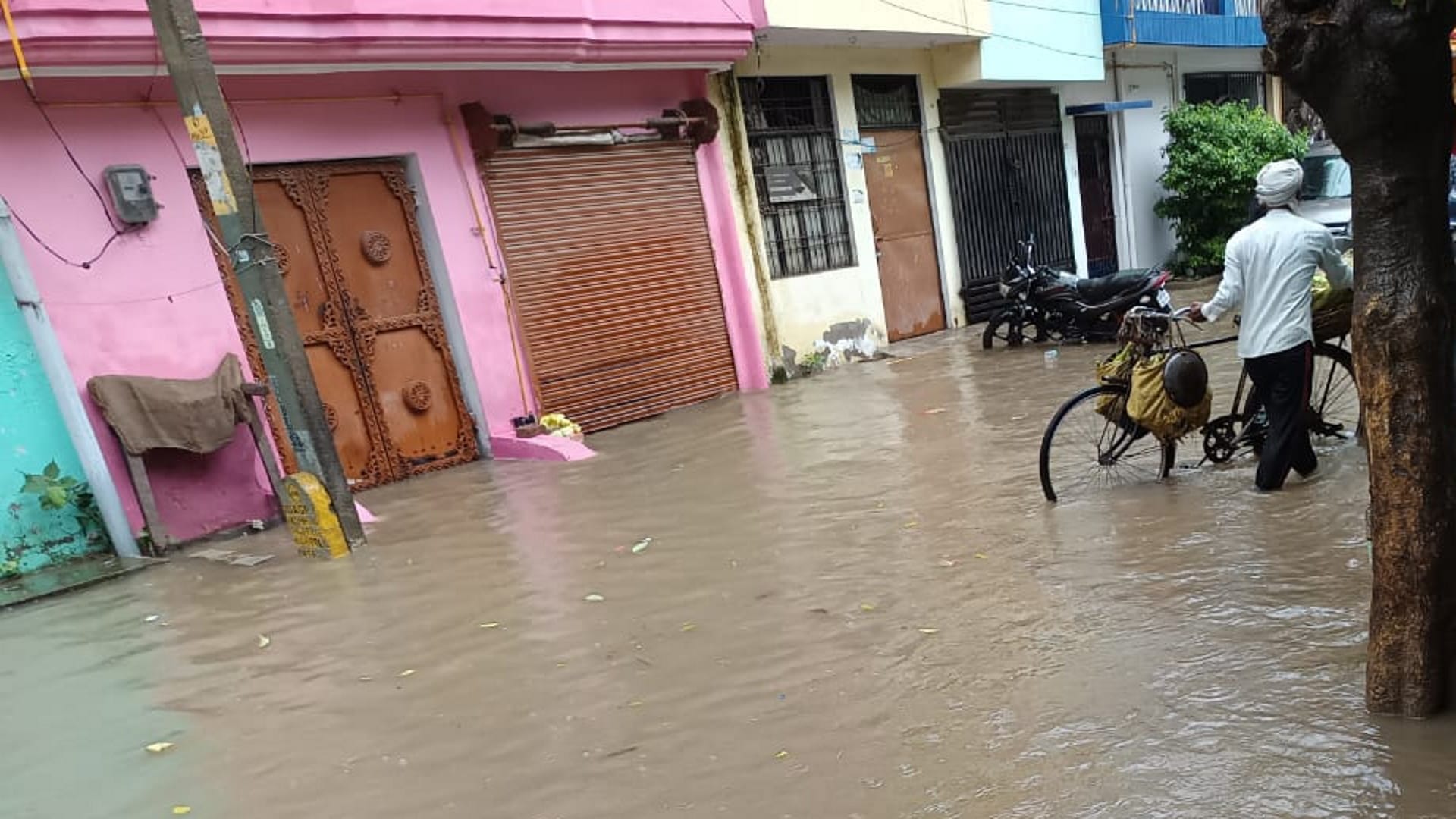 Due to torrential rain for several hours, roads and streets turned into lakes, water entered houses.