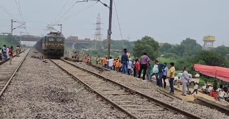 Sabarmati Express Derail, Accident track restored, first goods train passed at 7.41 am, GM said this