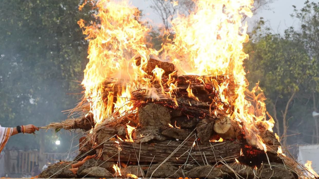 Girl collected donations and performed the last rites of her mother In Telangana