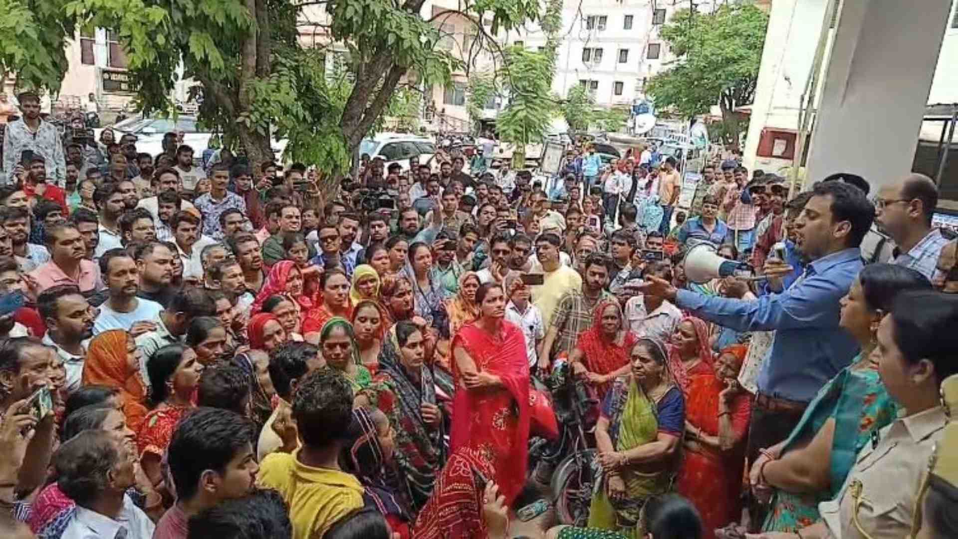 लोगों को समझाते अस्पताल और प्रशसान के अधिकारी।