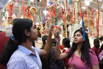 रक्षाबंधन: सोमवार को दोपहर डेढ़ बजे के बाद ही बहनें भाई को बांधे राखी, रात में इस समय तक है शुभ मुर्हूत Rakshabandhan: Sisters tie Rakhi to brothers only after 1.30 pm on Monday, till this time in the night is ausp