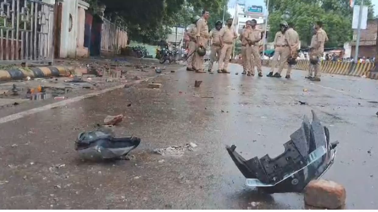 Kashi Vidyapith students and flower sellers fight and stone pelting many people injured