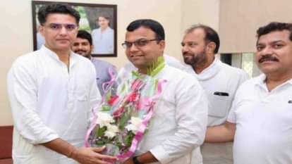 मुलाकात कर भेंट किया गुलदस्ता।