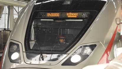 UP: Namo Bharat gate locked as soon as it reached Meerut South station, passengers remained locked