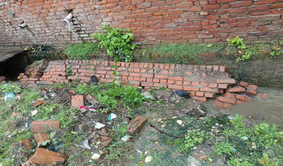 Due to torrential rain for several hours, roads and streets turned into lakes, water entered houses.