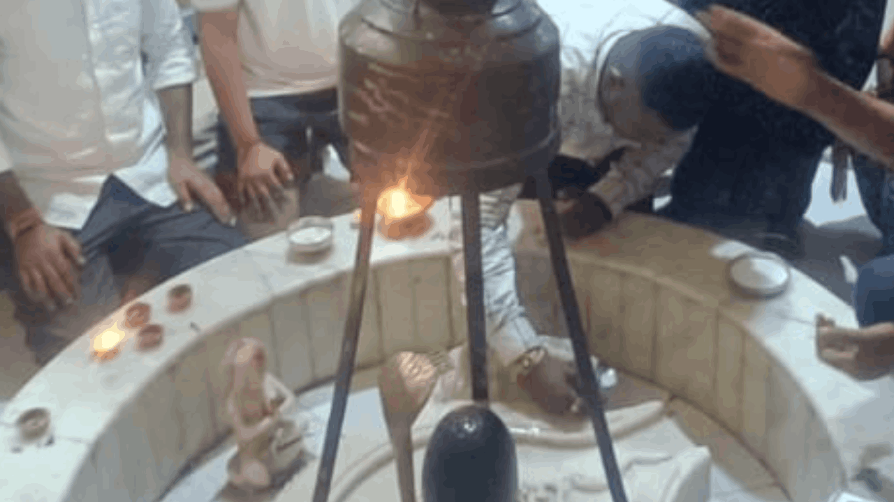 Nandi Baba drank milk in a temple of Muradnagar, watch the video