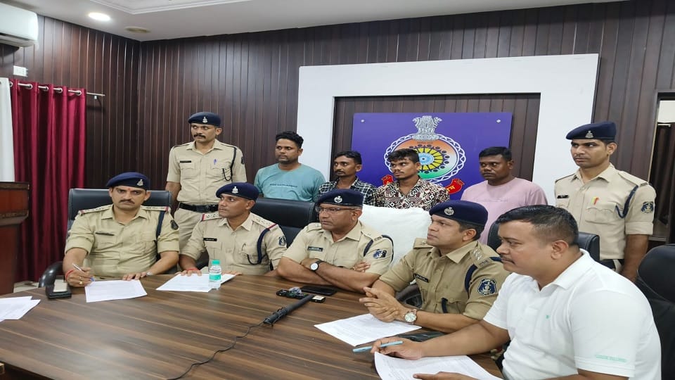 Inter state ganja smuggling gang busted police arrested four accused in Durg