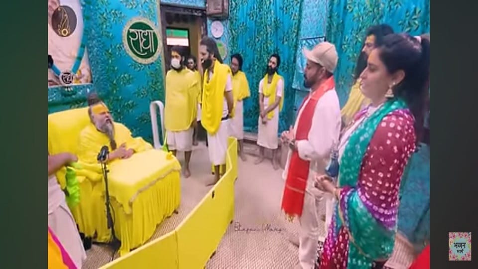 Pop singer Mika bowed his head at Banke Bihari temple and took blessings from Saint Premanand