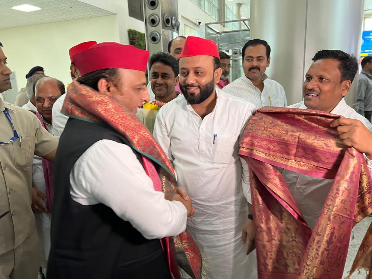 Akhilesh Yadav advised workers to strengthen organization in varanasi