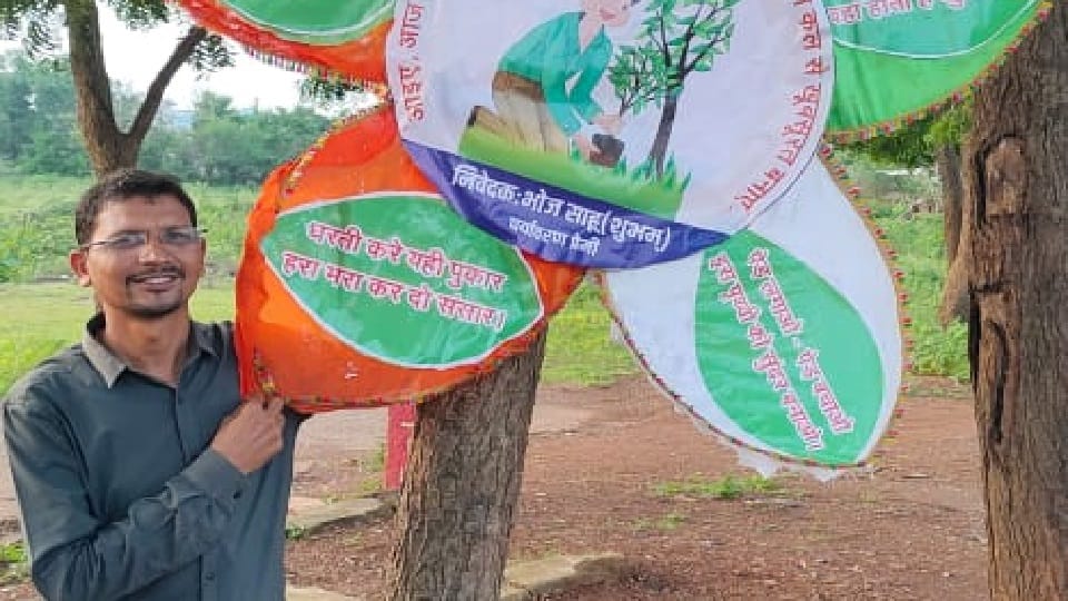 पेड़ों को राखी बांधकर मनाया रक्षाबंधन