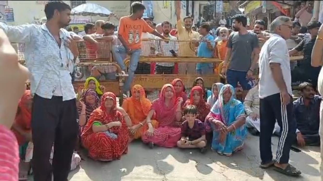 Karauli: Residents of the locality blocked road due to drinking water crisis, protested by breaking empty pots