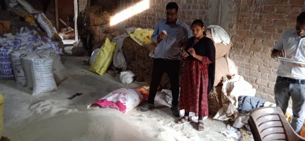 राजस्व और खाद्य विभाग की टीम ने गोदाम पर मारा छापा