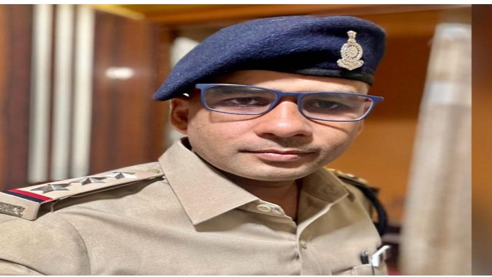 Ramakant Tiwari took charge as the police station in-charge twice awarded with President medal in Balrampur Ra