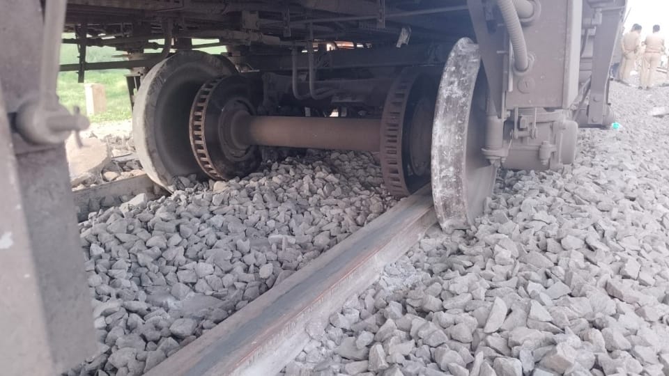 Sabarmati Express Derailment: Statements of 2000 people including passengers will be recorded
