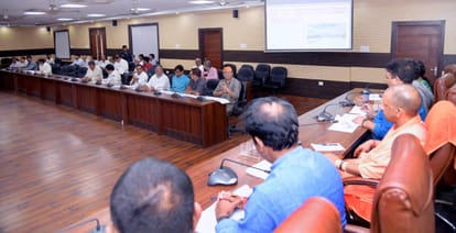CM Yogi Adityanath reviewed development works and law and order in Varanasi