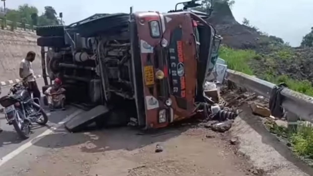 Himachal News Truck loaded with apples overturned on four lane driver died one injured