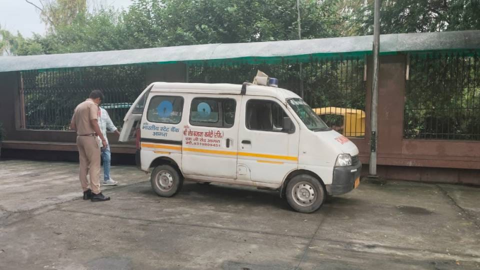 police performed young man last rites After death who living alone for 20 years in Agra