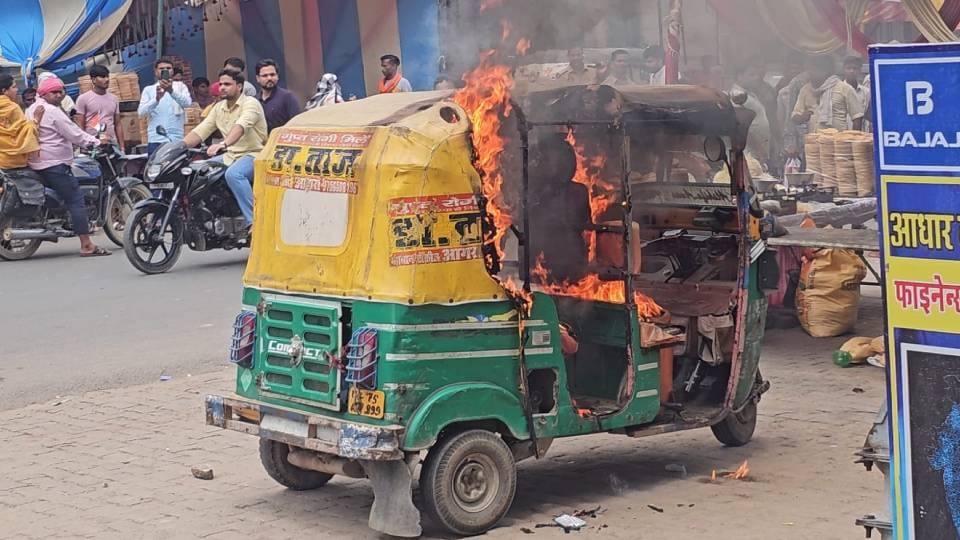 driver set his auto on fire to trap shopkeeper After fight in Firozabad truth came out through CCTV