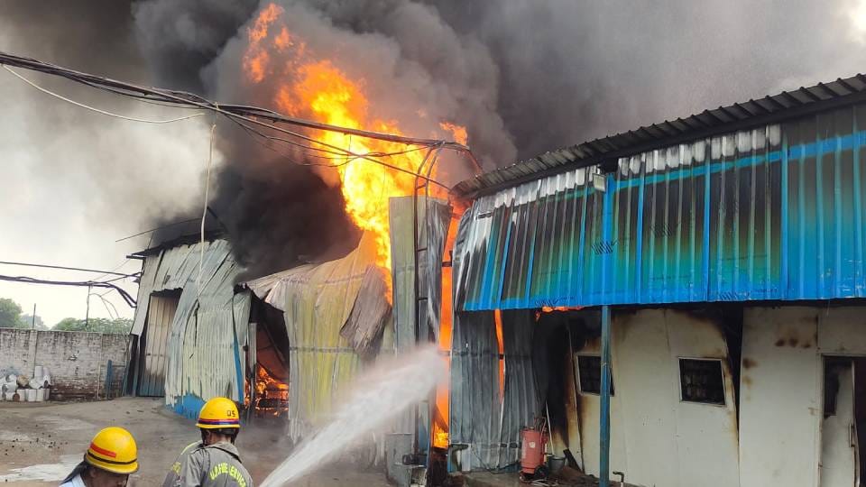 huge fire broke out in glass factory in Firozabad goods worth lakhs burnt to ashes