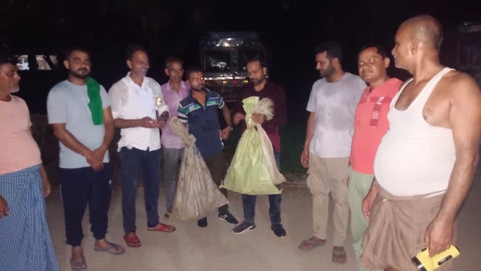 Bijnor: Terrible sound of crying otter came from a house, forest department caught six, one escaped