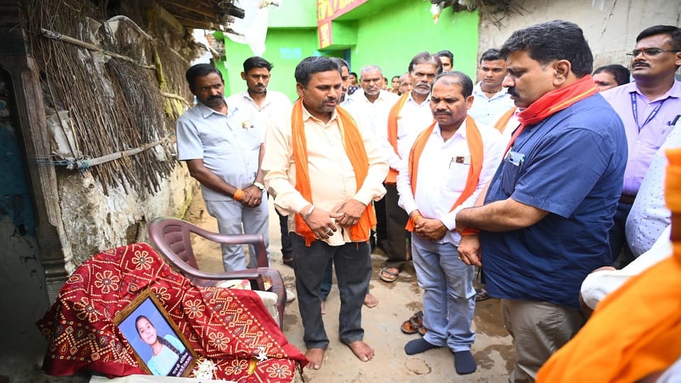 Deputy CM met the family of late Gayatri Kaushik Vijay Sharma paid tribute in Kabirdham