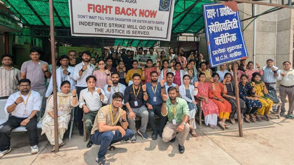 Junior doctors of SN Medical College continued their strike for eighth day in Agra OPD locked