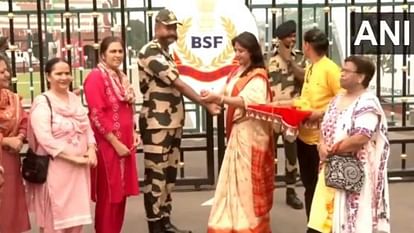Raksha Bandhan: अटारी-वाघा बॉर्डर पर महिलाओं ने BSF जवानों को बांधी राखी, वर्षों से चल रहा ये सिलसिला Raksha Bandhan women tie rakhi and offer sweets to BSF Jawans at Attari Wagah border in Amritsar