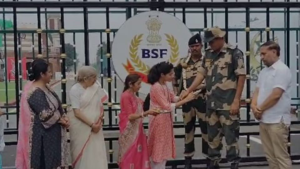Rakshabandhan celebration Former minister Lakshmi Kanta Chawla tied Rakhi to soldiers at Attari Wagah border