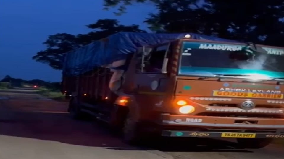 अवैध राशन से भरे वाहन को पुलिस ने पामेड़ में पकड़ा