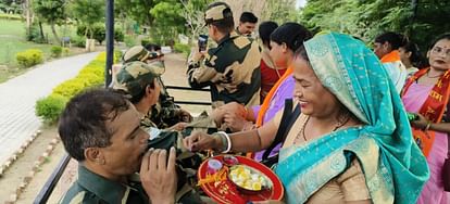 Rajasthan: बीएसएफ जवानों की कलाइयों पर बांधे रक्षा सूत्र, भारत-पाकिस्तान बॉर्डर पर मनाया रक्षाबंधन Raksha Sutra tied on the wrists of BSF soldiers in sriganganagr