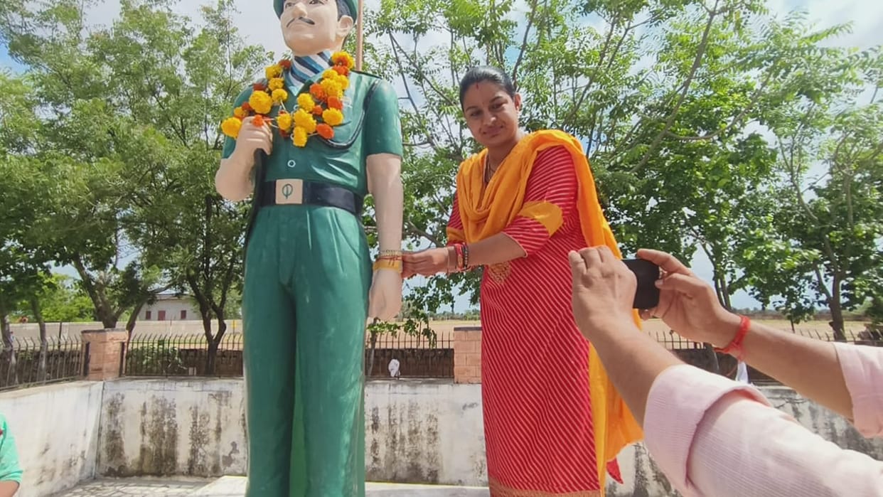 Sister became emotional after tying Rakhi to the statue of martyred brother in Nagore