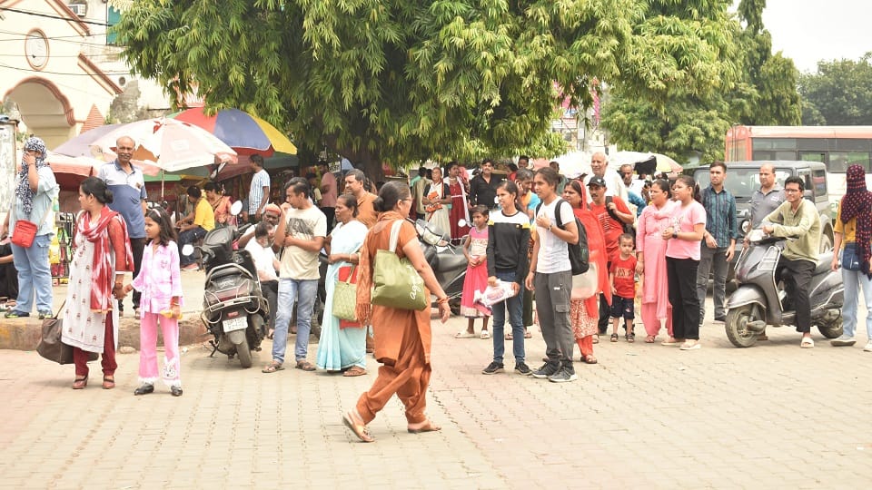 Meerut: Sisters reached brother's house after facing hardships, fighting broke out in buses