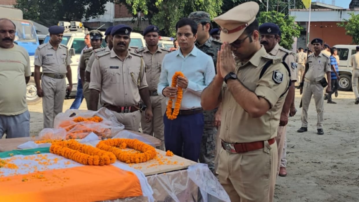 Bihar News: Martyr Chowkidar Dharmendra Rai given final farewell at Police Line in Gopalganj, Liquor Mafia
