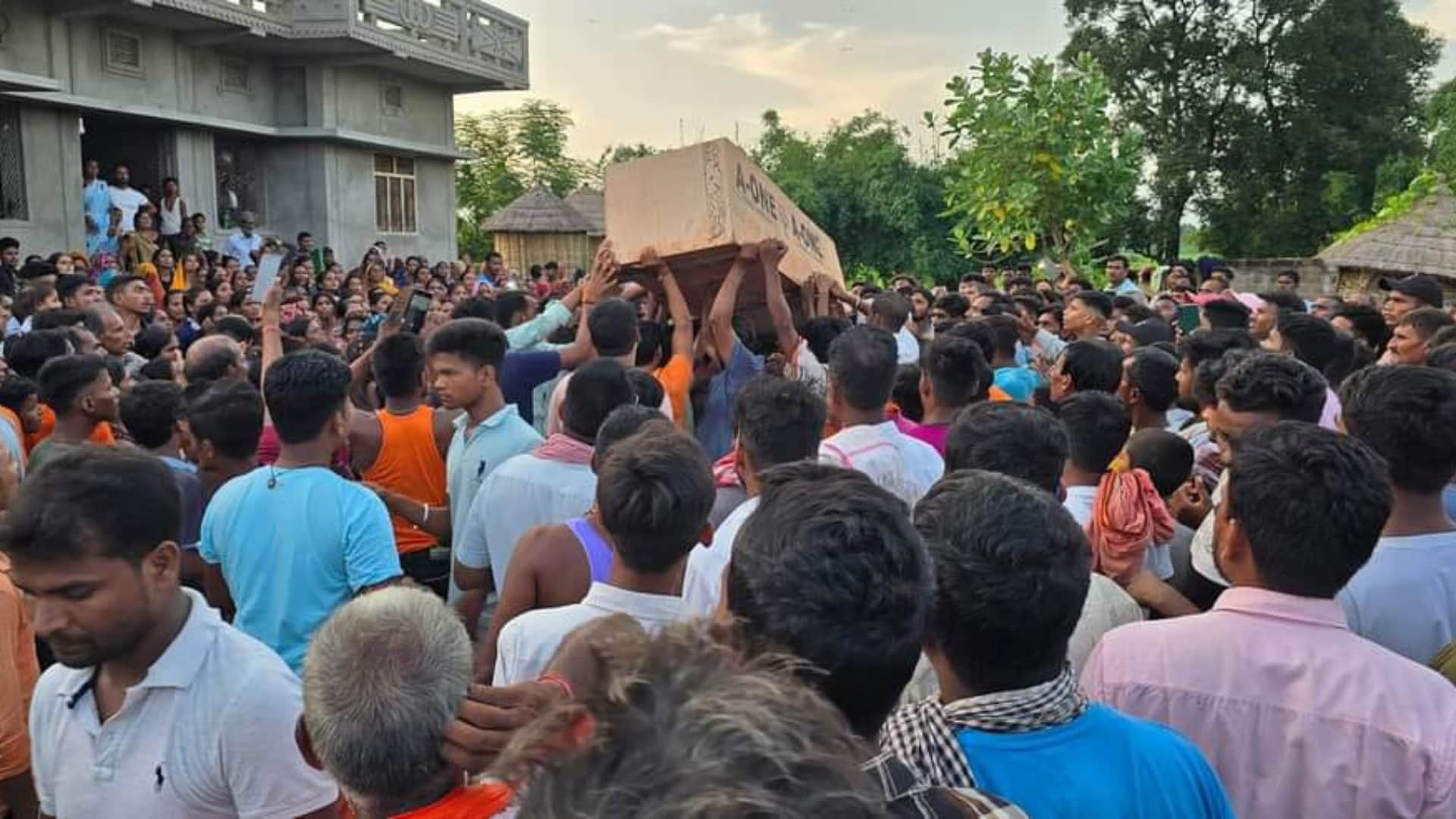 Bihar News: Martyr Chowkidar Dharmendra Rai given final farewell at Police Line in Gopalganj, Liquor Mafia