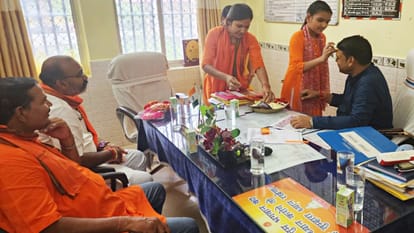 Bihar: On occasion of Rakshabandhan, sisters reached Nawada jail to tie Rakhi to their prisoner brothers