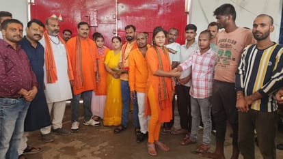 जेल में बंद भाइयों को राखी बांधने पहुंची बहनें