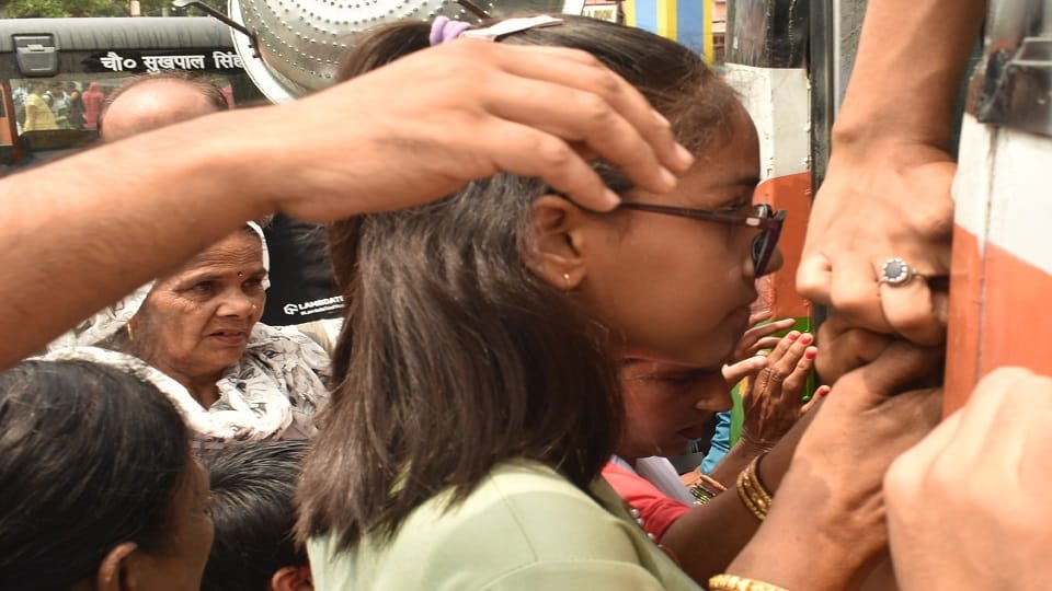 Meerut: Sisters reached brother's house after facing hardships, fighting broke out in buses