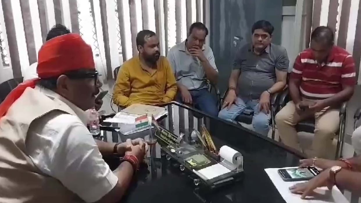 Kanpur: MLA furious over waterlogging in Juhi Khalwa