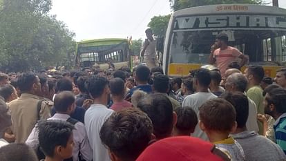 बुलंदशहर हादसा: सड़क पर फैले थे खून से लथपथ घायल...इस पार्टी के नेता की है टक्कर मारने वाली बस; देखें तस्वीरें Bulandshahr accident injured were lying on road soaked in blood Magisterial probe conducted Salempur accident