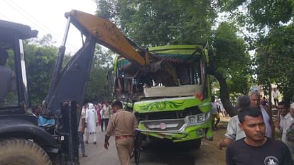 बुलंदशहर हादसा: सड़क पर फैले थे खून से लथपथ घायल...इस पार्टी के नेता की है टक्कर मारने वाली बस; देखें तस्वीरें Bulandshahr accident injured were lying on road soaked in blood Magisterial probe conducted Salempur accident