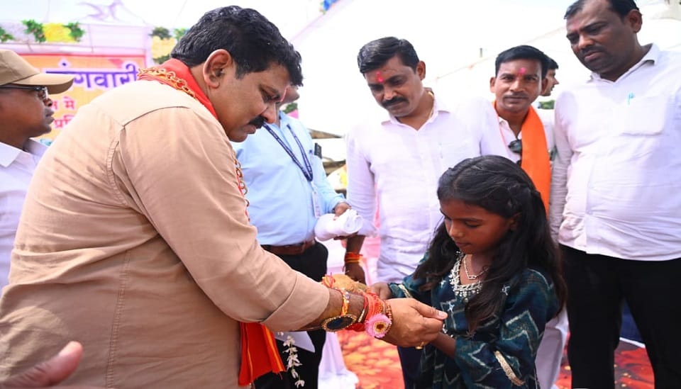 Deputy CM Vijay Sharma arrived on a tour of the district in Kabirdham