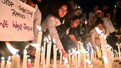 आरजी कर अस्पताल में बलात्कार दुष्कर्म पीड़िता के लिए न्याय की मांग करते डॉक्टर