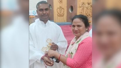 Raksha Bandhan Special: पहली बार चर्च में सिस्टर ने फादर को बांधी राखी, बहनों को भाइयों ने दिया रक्षा का वचन Raksha Bandhan 2024 Special Christian sisters celebrated Rakhi in church Kashi