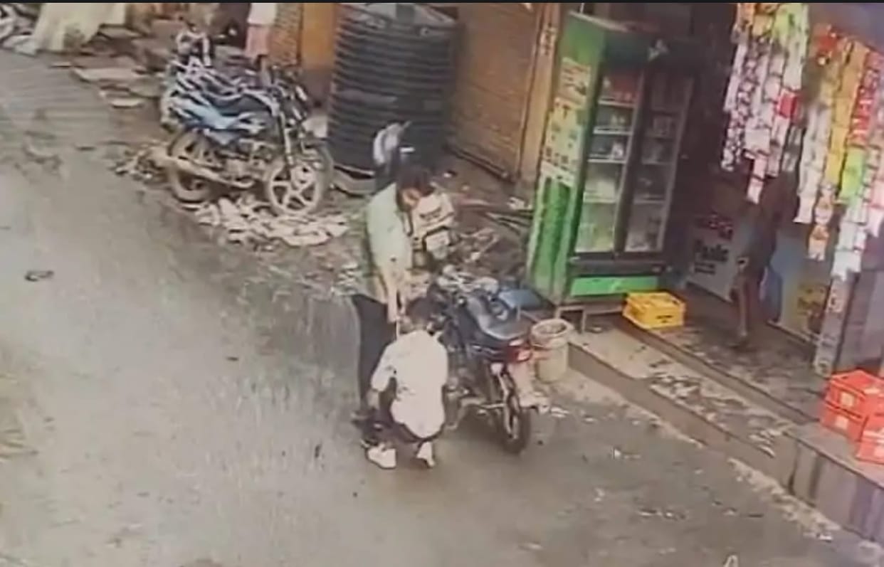 Indore News: In Indore, goons beat up a tribal youth, tied him with shoelaces