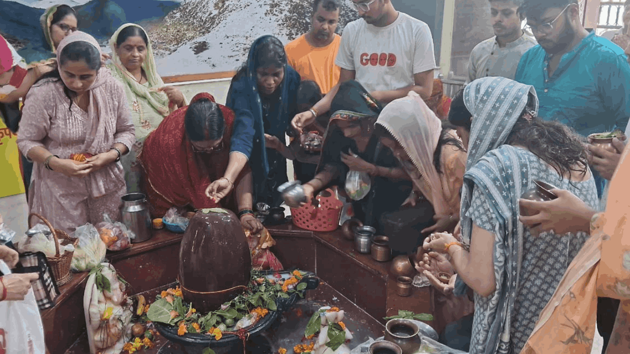 Sawan Somwar Delhi-NCR Suresh Raina reached Dudheshwarnath temple with his wife see photo