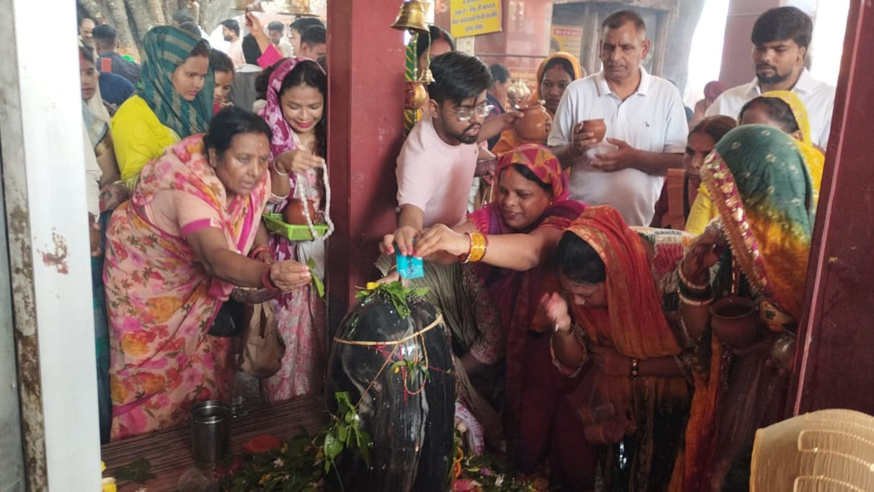 Crowd gathered in Shiv temples of Gorakhpur on the last Monday of Sawan.