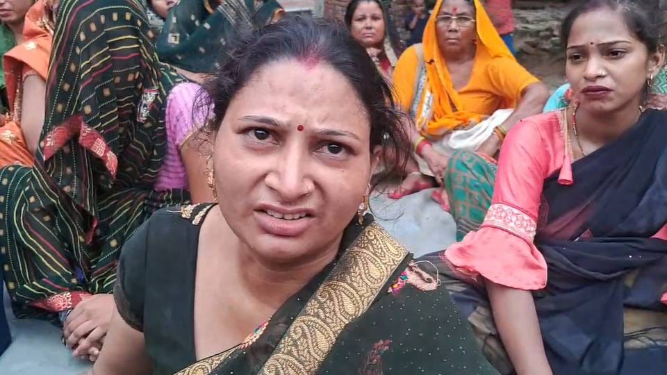 father and daughter died while wife condition critical in road accident occasion of Rakhi festival in Kasganj