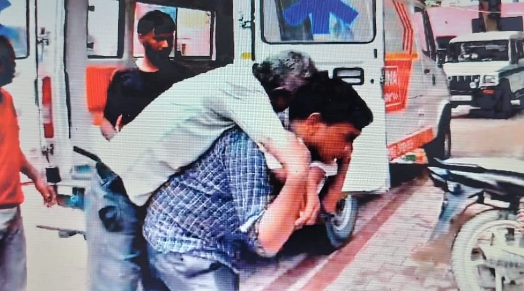 injured could not find a stretcher was carried on his back and taken to the emergency ward